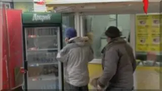 Бомж кусает.avi