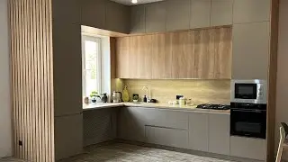 УГЛОВАЯ КУХНЯ С ОКНОМ, В СОВРЕМЕННОМ СТИЛЕ, ДРАПИРОВКА РЕЙКАМИ
