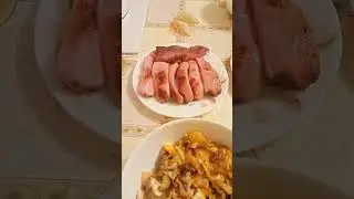 Жареная картошечка с яйцом, обжареные сосиски и ветчина😻🥣