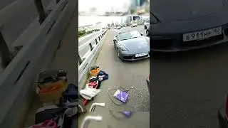 Пока сотни машин проезжали мимо девушек на обочине, остановился только один мужчина.