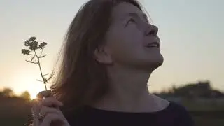 Девушка на берегу. Видеопортрет