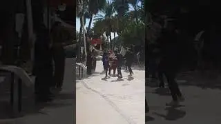 Турки танцуют. 