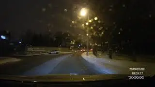 Мамаша без головы, переходит дорогу прямо перед машиной