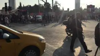 Mecidiyeköy Meydanı Çok Kalabalıktır