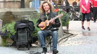 Уличный музыкант в Стокгольме