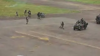 TAHARUKI MAJAMBAZI WAKIRUSHIANA RISASI NA POLISI,  WANANCHI WAKITAZAMA