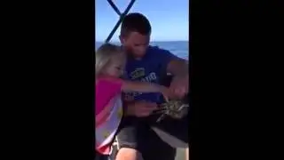 Девочка совсем неудачно уронила краба
