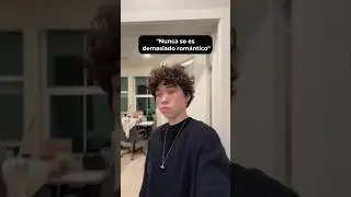 Revisando mensajes, pero ella nunca responde... 😔