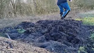 Лаковые ботфорты в грязи (1)
