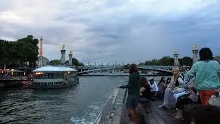 Promenade sur la Seine en bateau-mouche