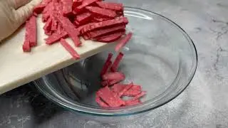 Вкуснейший салат с сухариками и копчёной колбаской за 10 минут.