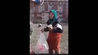 Бабушка не променяла Знамя Победы на консервы ВСУшников. Душа болит за судьбу этих стариков.