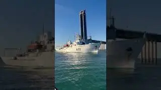Buque Hidrográfico Tofiño pasando por el Puente Carranza