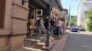 Киев. Прогулка. Подол красивый и тихий утром, в будний день: люди спешат на работу, туристы гуляют.