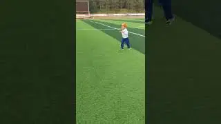 Гоняем мяч по полю 