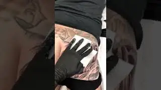 тату на жопе девушка 