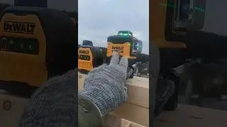 Лазерный уровень на каркасном доме / DeWalt / LAiSAi