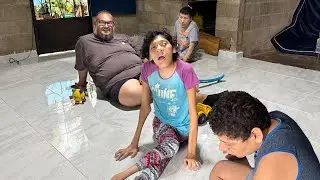 Tres niños en el suelo, así está su casa 