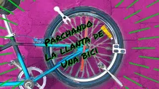 Reparando cámara de bicicleta ponchada en casa.