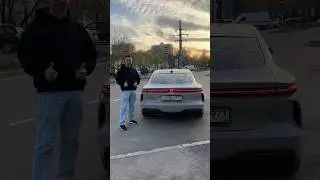 Приветственный свет в электрокаре 