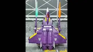 Transformers Legacy Blitzwing - Triple Changer