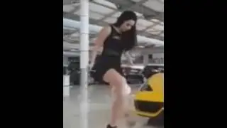 Девушка хорошо набивает мяч.