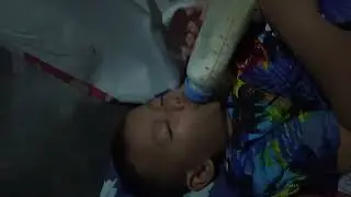 Alfathar nyusu sambil tidur