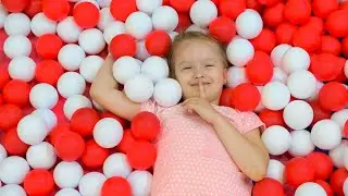 Богдана ховається від Саші в розважальному центрі | Веселі історії для дітей