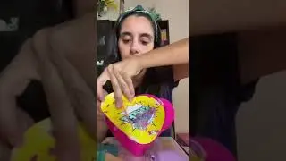 Laura regala a Giulia il 💖 dell’amicizia!👭🏻 