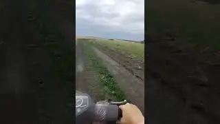 Рулил одной рукой без тормоза 😁