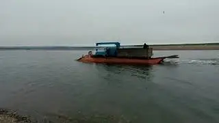 Природа России КАМЧАТКА ВЕЗДЕХОД ПЕПЕПЛЫВАЕТ ПРОЛИВ РЫБАКИ В ШОКЕ