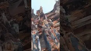 Остов старого рыбацкого карбаса на берегу Баренцева моря