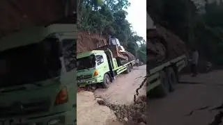 Truk Terjebak di jalan Longsor Talang Ratu Lebong