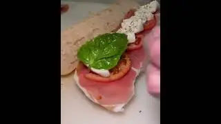 Сандвич с хамоном и сыром.