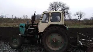 Трактор Юмз - 6 пашет огород плугом от Дт-75
