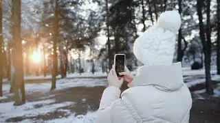 Медленно падает снег