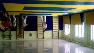 Прикол можно бегать по потолку.Бегающие дети/ You can run across the ceiling