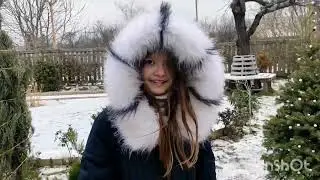Босиком по снегу, закаляется.