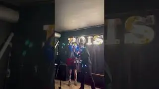 Почему он с гитарой, а я нет?!