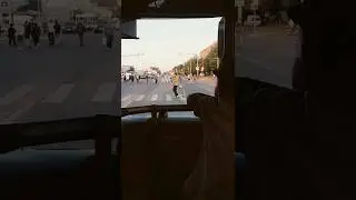 Люди переходят дорогу по светофору на перекрестке в Голутвине