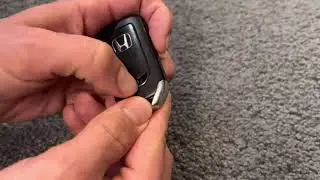 Replacing the battery in a Honda key fob