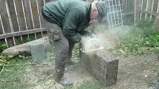 Пилим арболитовые блоки.