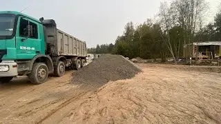 Строительство дороги в коттеджном посёлке идёт полным ходом! Вожу песок,работаю на экскаваторе.
