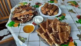 блины масляные, трубочки ажурные.