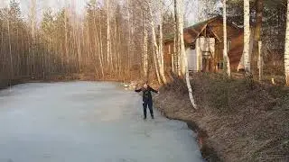 Сумасшедшая девочка гуляет по льду в середине апреля)) 15.04.2018