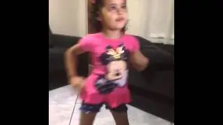 Menina de três anos dançando metralhadora