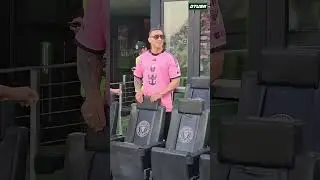 Raymond antes de saludar a Messi