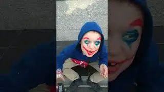 джокер пеьет колу.
