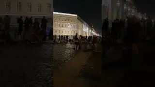 Уличный музыкант на Дворцовой площади «Ветер перемен»