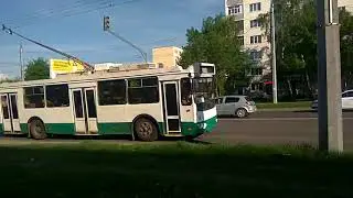 Пенза. Парковка на Карпинского. Под автомобилем провалился асфальт